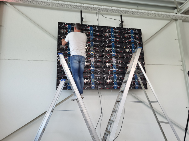 Montage LED-scherm bij Garage Teirlynck Waregem